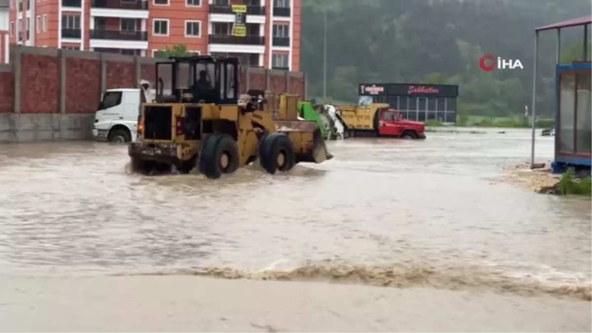 Kastamonu\'da Sel: Araçlar Suda Sürüklendi, Ev ve İş Yerlerini Su Bastı