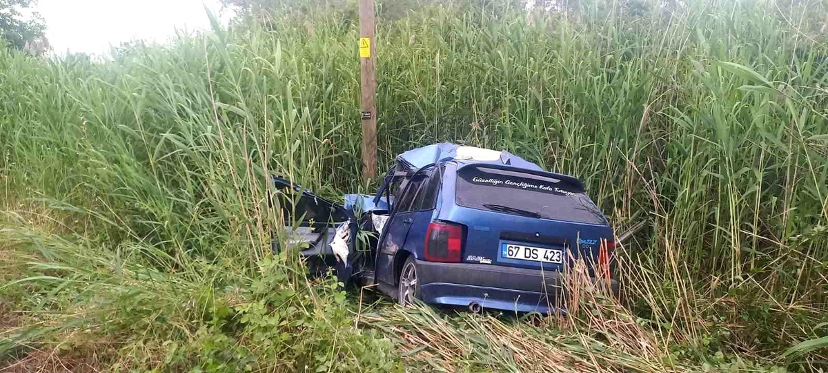 Zonguldak\'ta Yağmurlu Havada Kontrolden Çıkan Otomobil Tıra Çarptı: 1 Yaralı