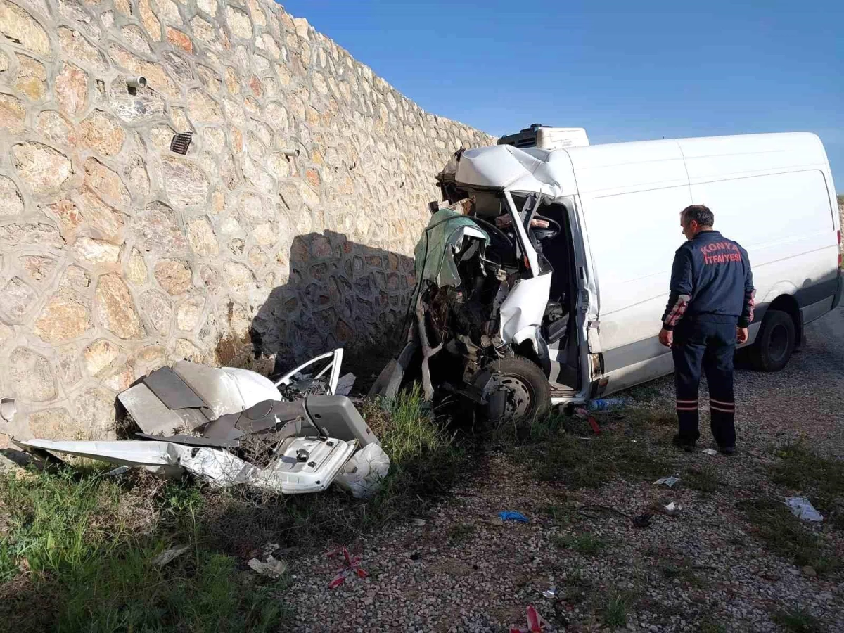 Konya\'da Minibüs Alt Geçide Düştü: 1 Ölü, 1 Yaralı