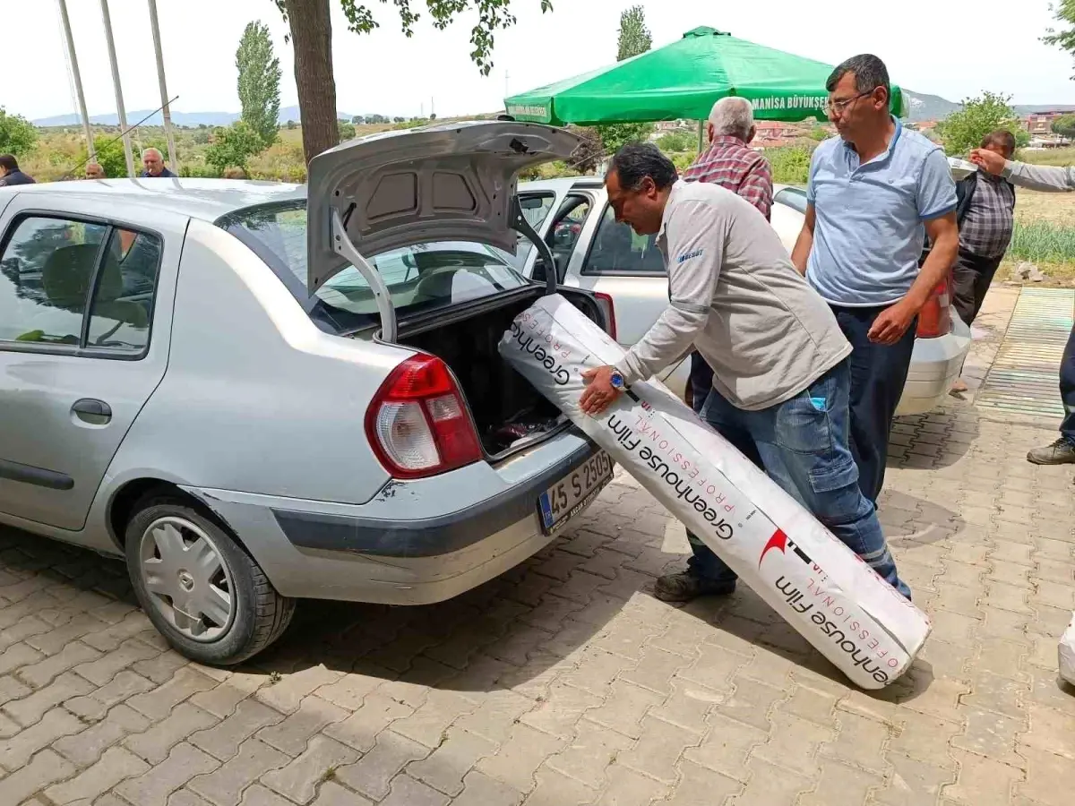 Manisa Büyükşehir Belediyesi, Çilek Üreticilerine Malç Naylonu Dağıttı