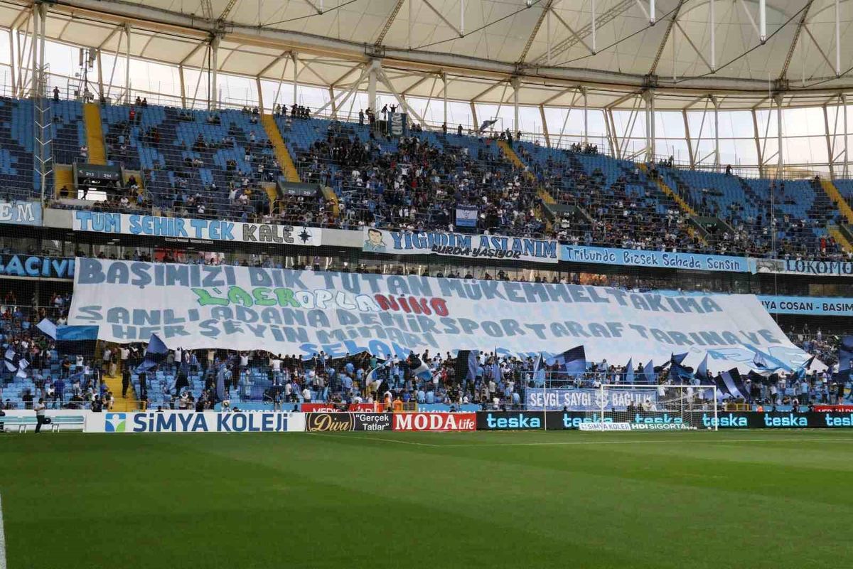 Montella, Adana Demirspor taraftarını selamladı