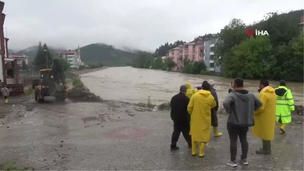 Kastamonu\'da selde mahsur kalan vatandaşlar masaların üzerine çıkarak korundu