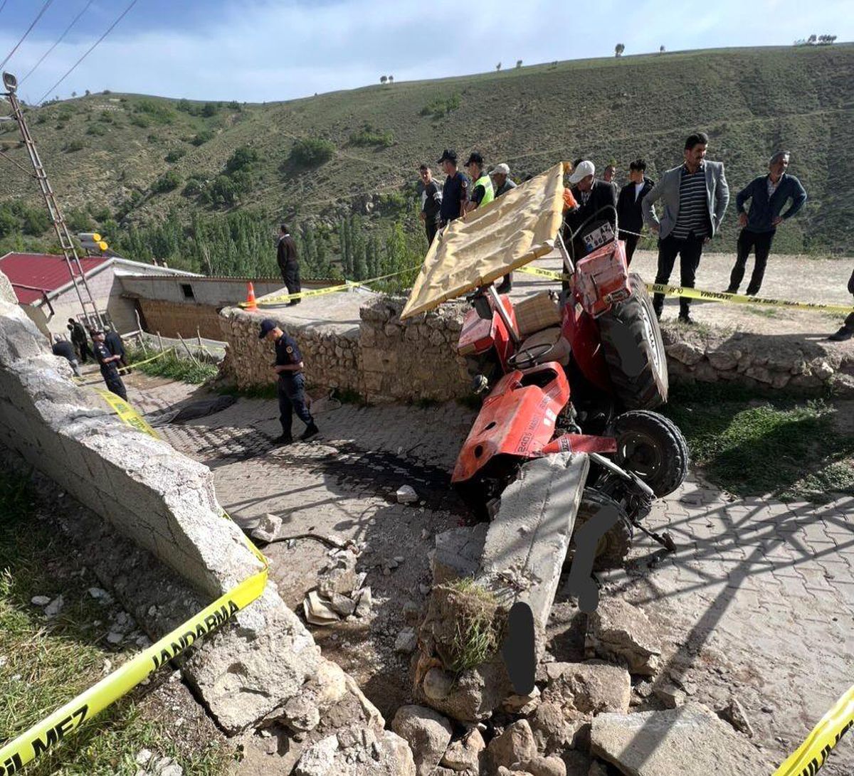 Niğde\'de traktör devrilmesi sonucu baba öldü, çocukları yaralandı
