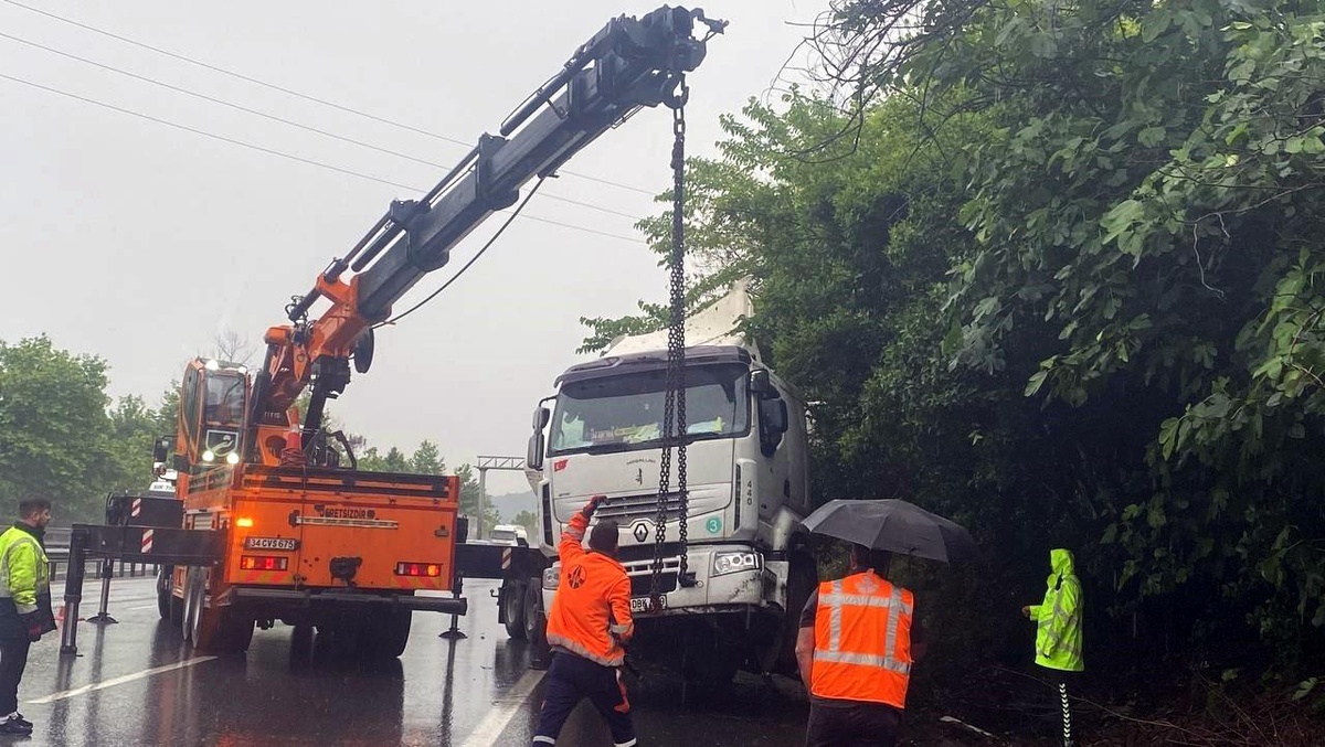 Yağış Otoyolda Kaza Yarattı, Uzun Araç Kuyrukları Oluştu
