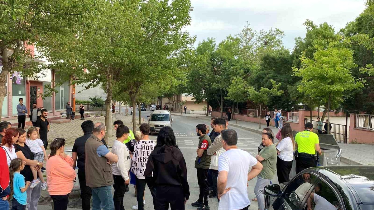 Çorlu\'da Vatandaşlar Yolu Çöp Konteyneriyle Trafiğe Kapattı
