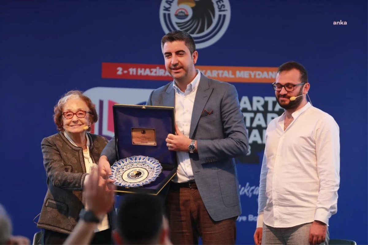 Yazar Gülten Dayıoğlu\'na Kartal Kitap Fuarı\'nda Onur Ödülü