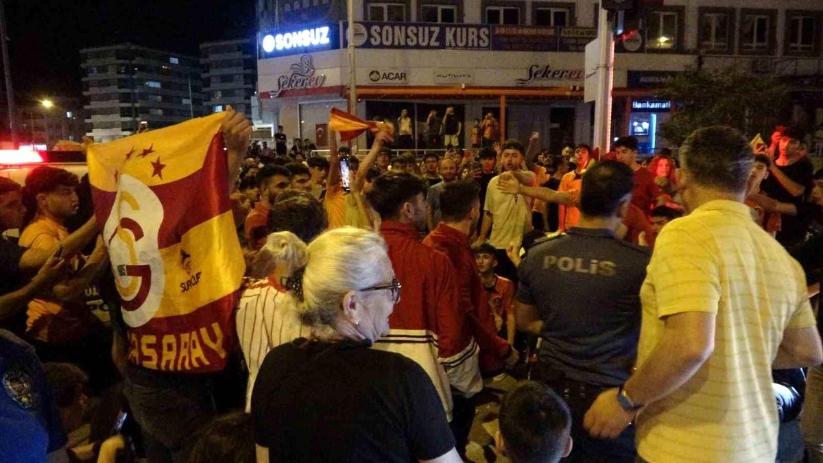 Galatasaray\'ın Fenerbahçe\'yi yenmesi Adana\'da kutlandı