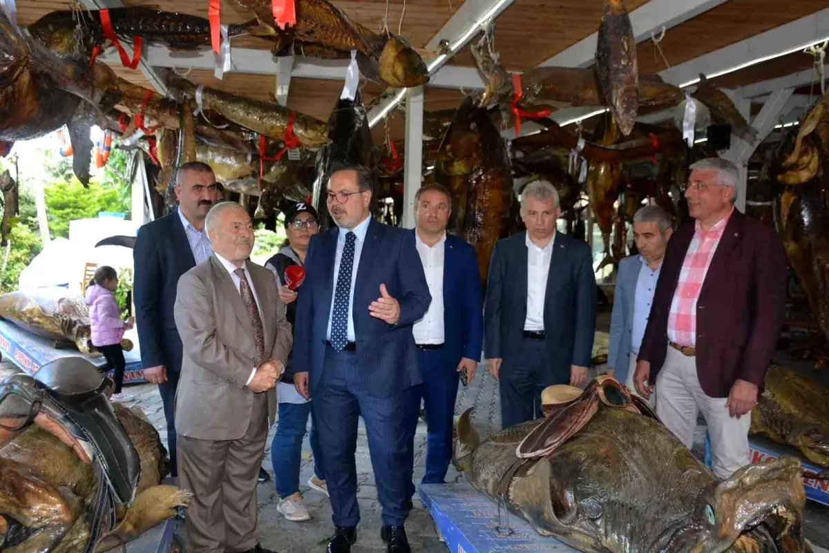 AK Parti İstanbul Milletvekili Halis Dalkılıç ve AK Parti Beylikdüzü İlçe Başkanı Mustafa Günaydın Türkiye Deniz Canlıları Müzesi\'ni ziyaret etti