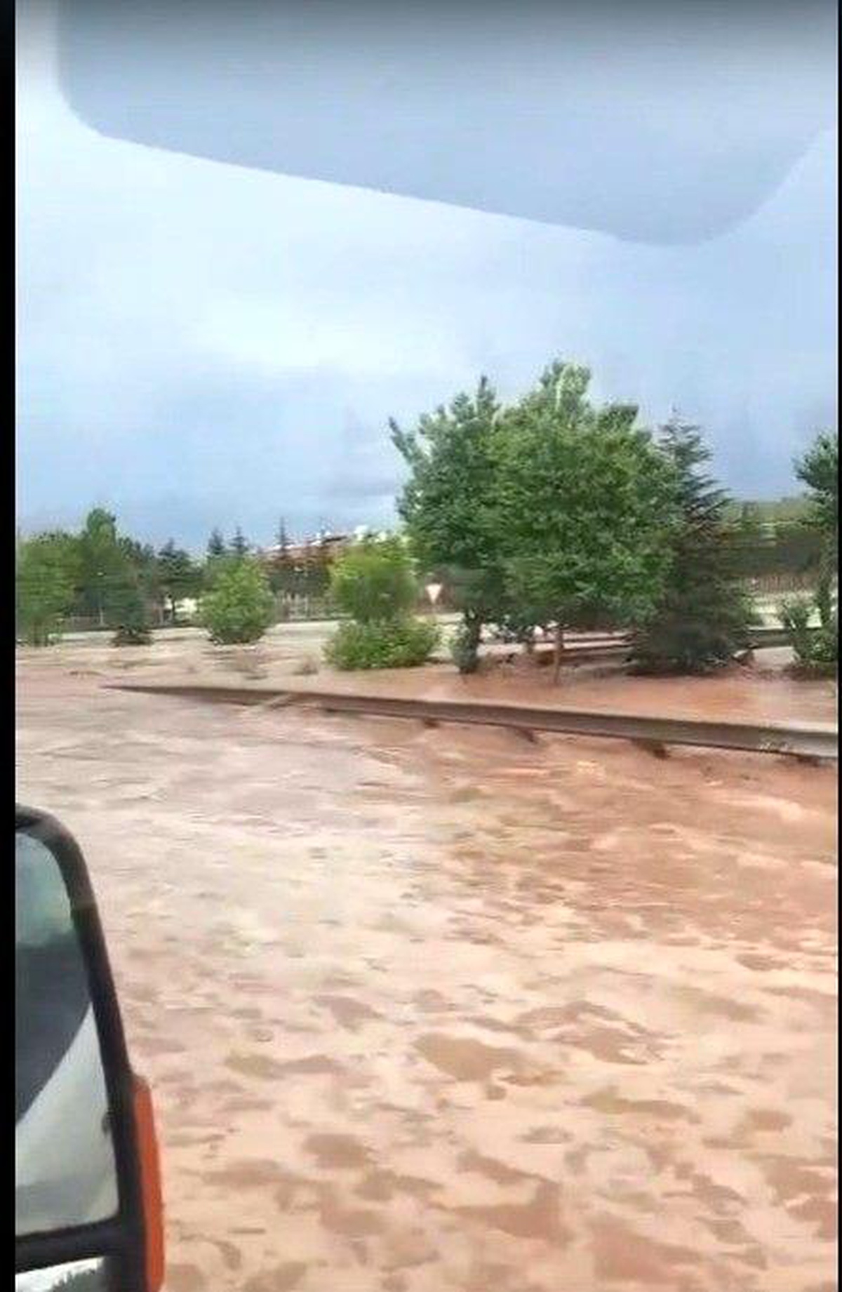 Ankara\'da Sağanak Yağış Yolları Nehre Çevirdi