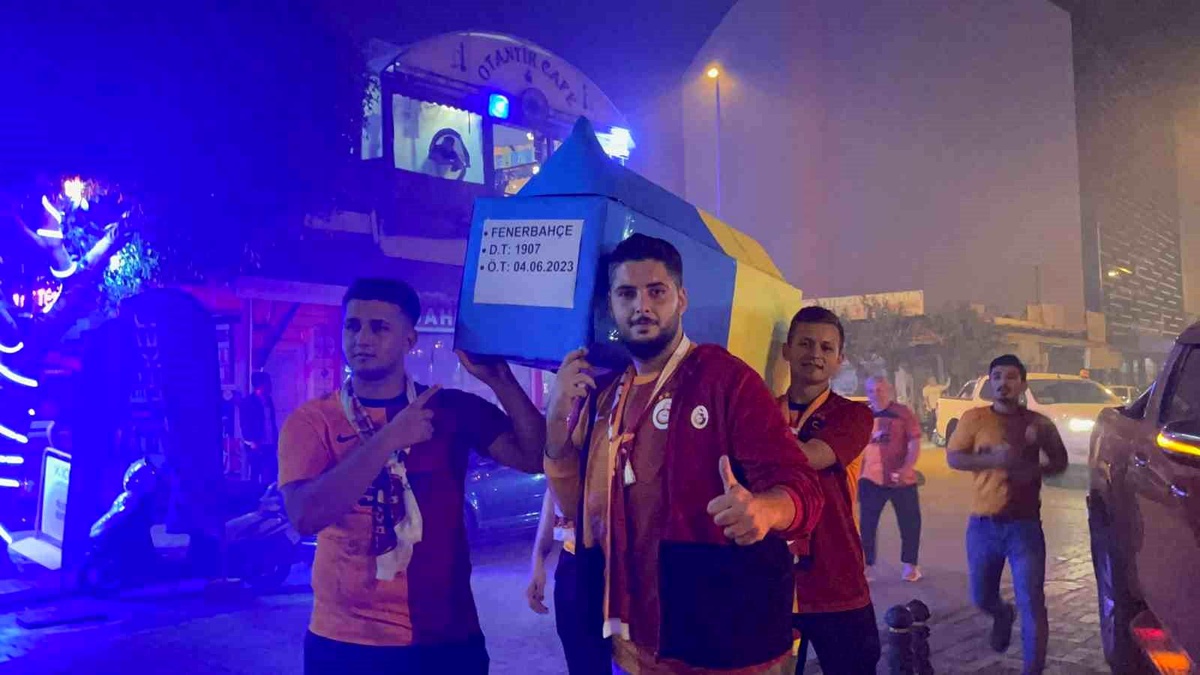 Galatasaray\'ın şampiyonluk ve derbi galibiyeti coşkuyla kutlandı