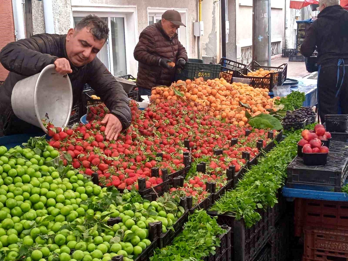 Eskişehir\'de Yağışlar Pazarcı Esnafını Zorluyor