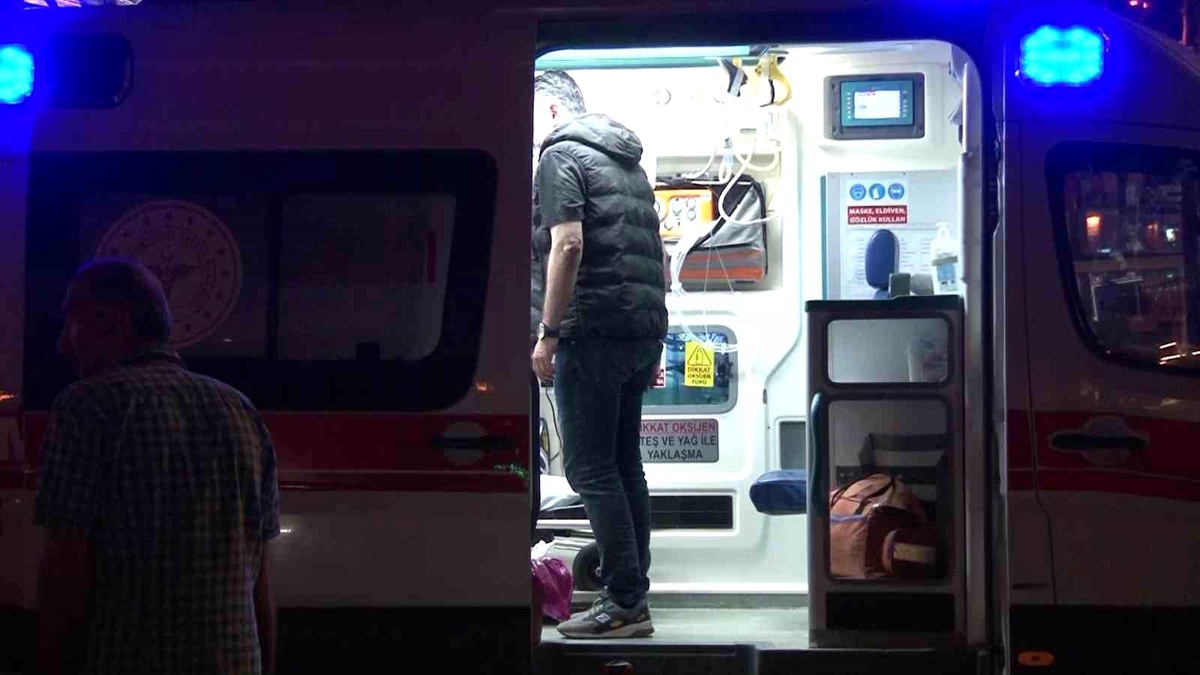 Bağdat Caddesi\'nde Ticari Taksi ve Otomobil Çarpıştı: 2 Yaralı