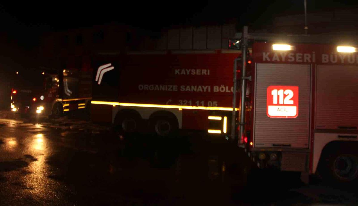 Kayseri\'deki Çelik Kapı Fabrikasında Yangın Çıktı
