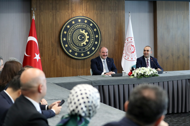 Çiçeği burnunda bakan geçmiş dönemde yapılanları överken Mustafa Varank araya girdi: Bunları ben saydırmadım