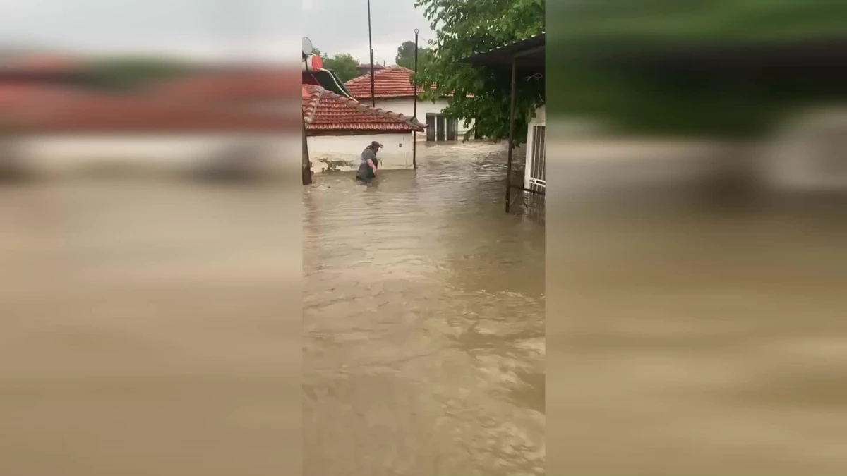 Denizli\'de Kuvvetli Sağanak Yağış Sonrası Ev ve İşyerleri Sular Altında Kaldı