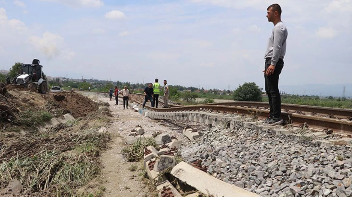 Sel Felaketi Tren Hattında Çökme Yarattı