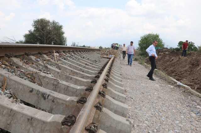 Denizli'de sel tren hattını da vurdu: Treni durduran vatandaşlar faciayı önledi