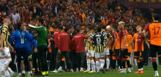 Derbide saha karıştı! Galatasaraylılar ve Fenerbahçeliler birbirine girdi