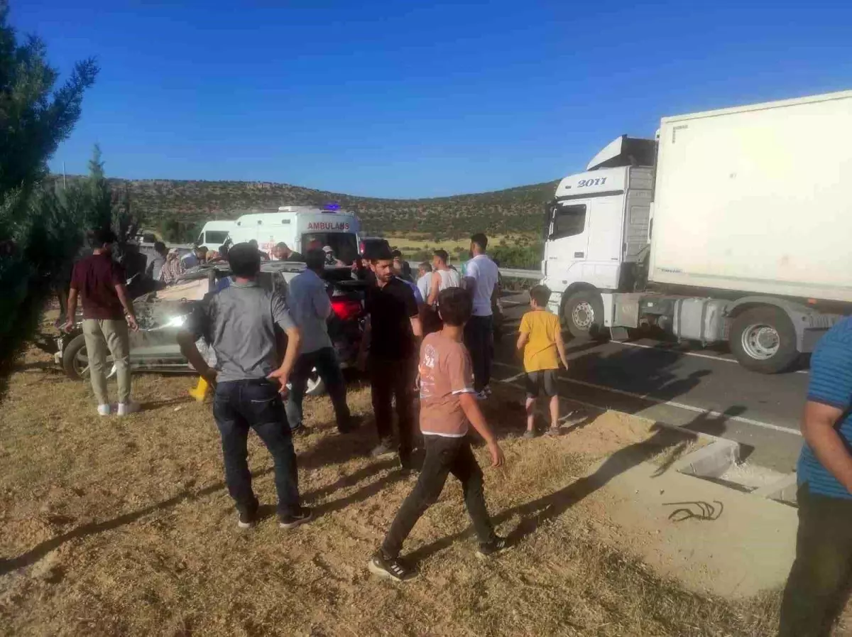 Diyarbakır\'da Otomobil Takla Attı: Anne, Baba ve Bebek Yaralandı