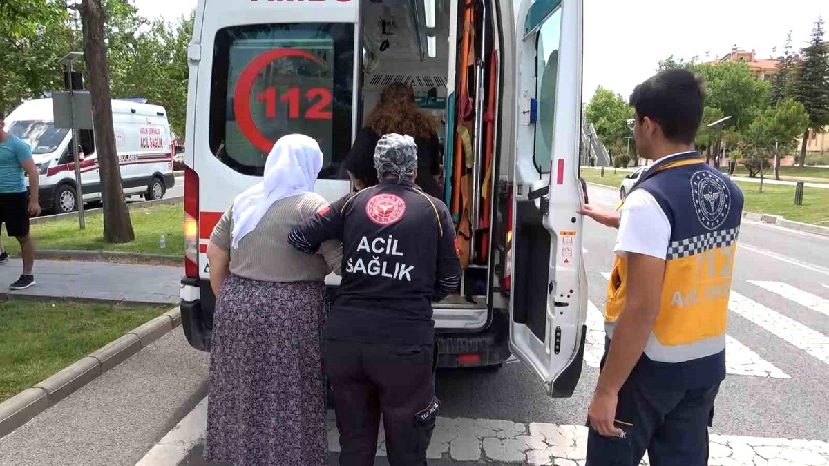 Elazığ\'da Otomobil Çocuğa Çarptı: Yaralı Var