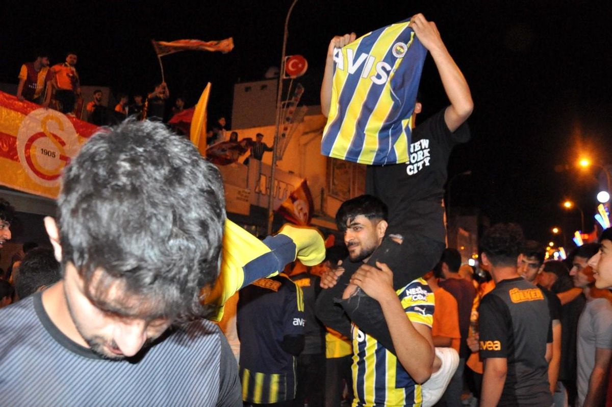 Galatasaray\'s Victory Brings Fans Together in Şanlıurfa