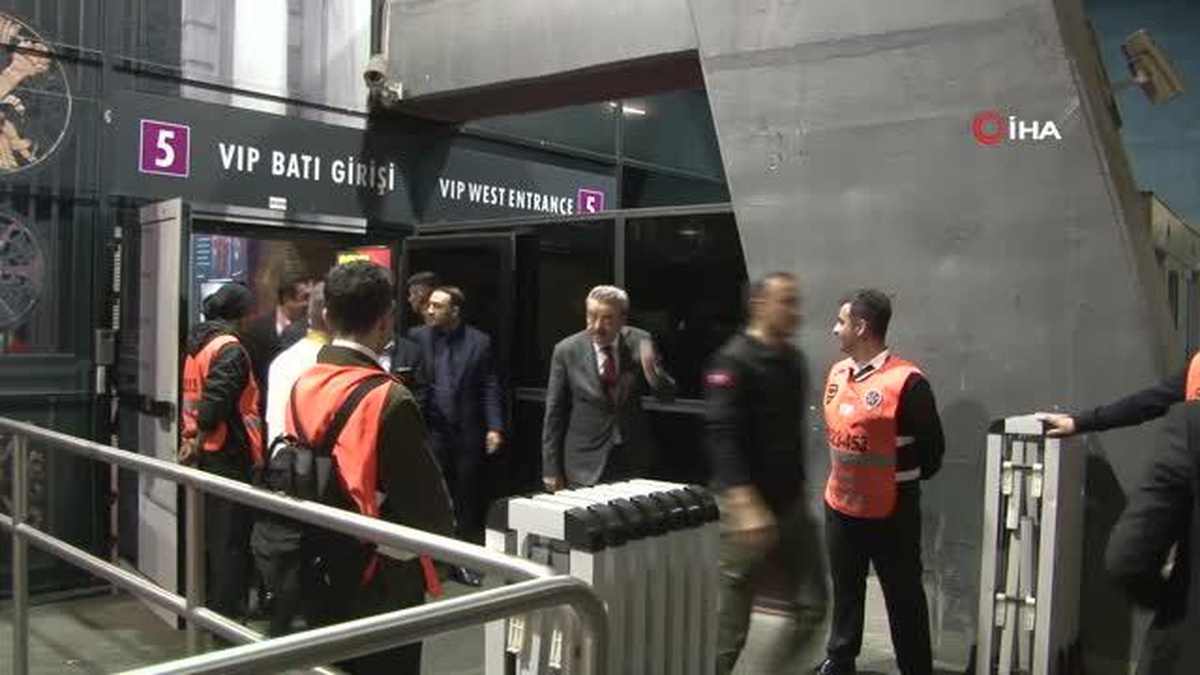 Fatih Terim, Galatasaray-Fenerbahçe derbisini tribünden takip etti