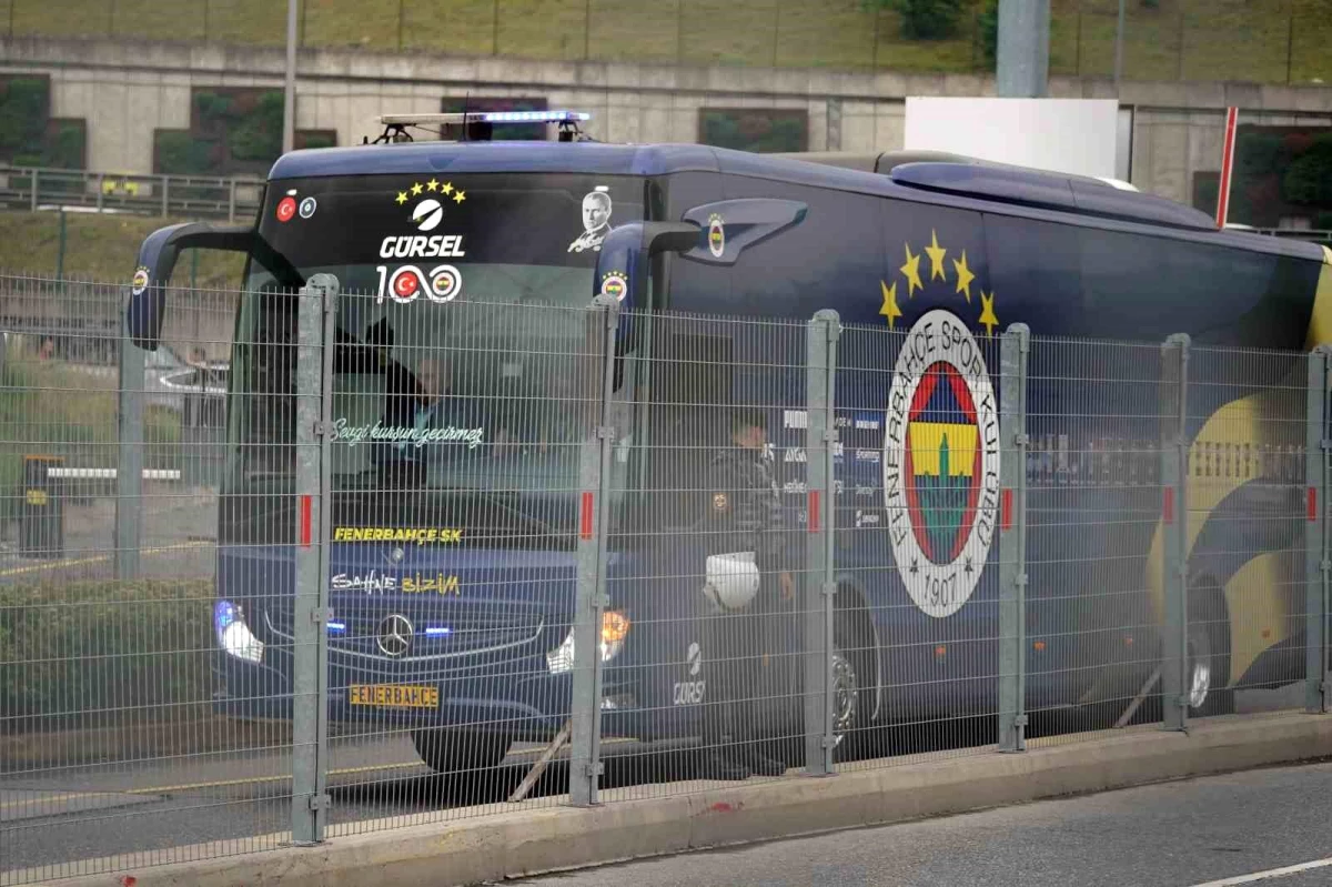 Fenerbahçe derbi için Nef Stadyumu\'na ulaştı