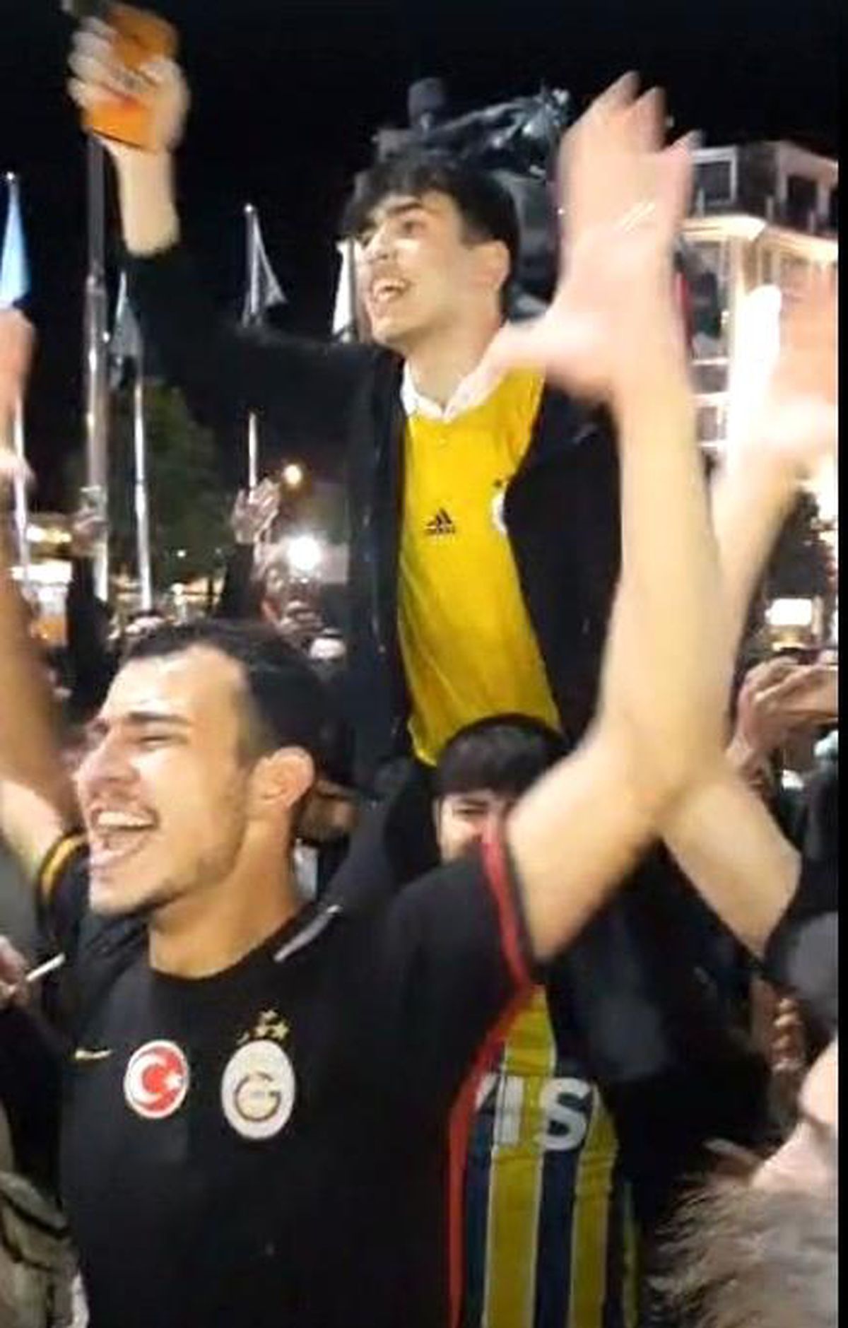 Galatasaray\'ın Fenerbahçe\'yi yenmesine Fenerbahçeliler de sevinçle karşılık verdi