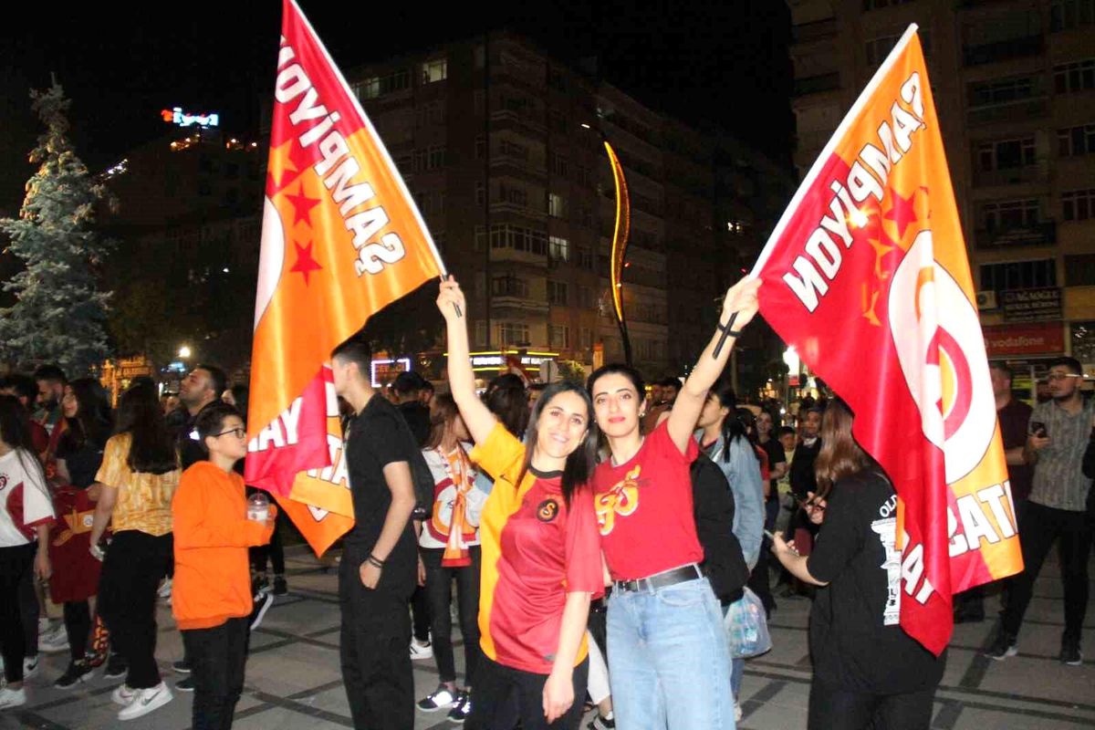 Galatasaray\'ın Fenerbahçe\'yi yenmesinin ardından Elazığlı taraftarlar şampiyonluk kutlaması yaptı