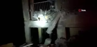 Hatay'da ağır hasarlı bina kontrollü olarak yıkıldı