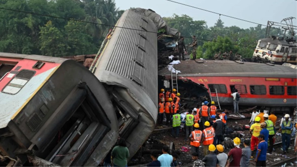 Hindistan\'da Tren Kazası: Can Kaybı 294\'e Yükseldi