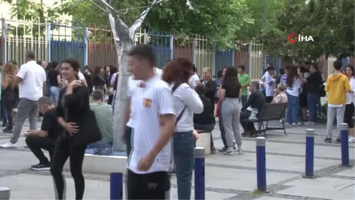 İzmir\'de LGS heyecanı başladı - Öğrenciler içeride, veliler dışarıda ter döküyor