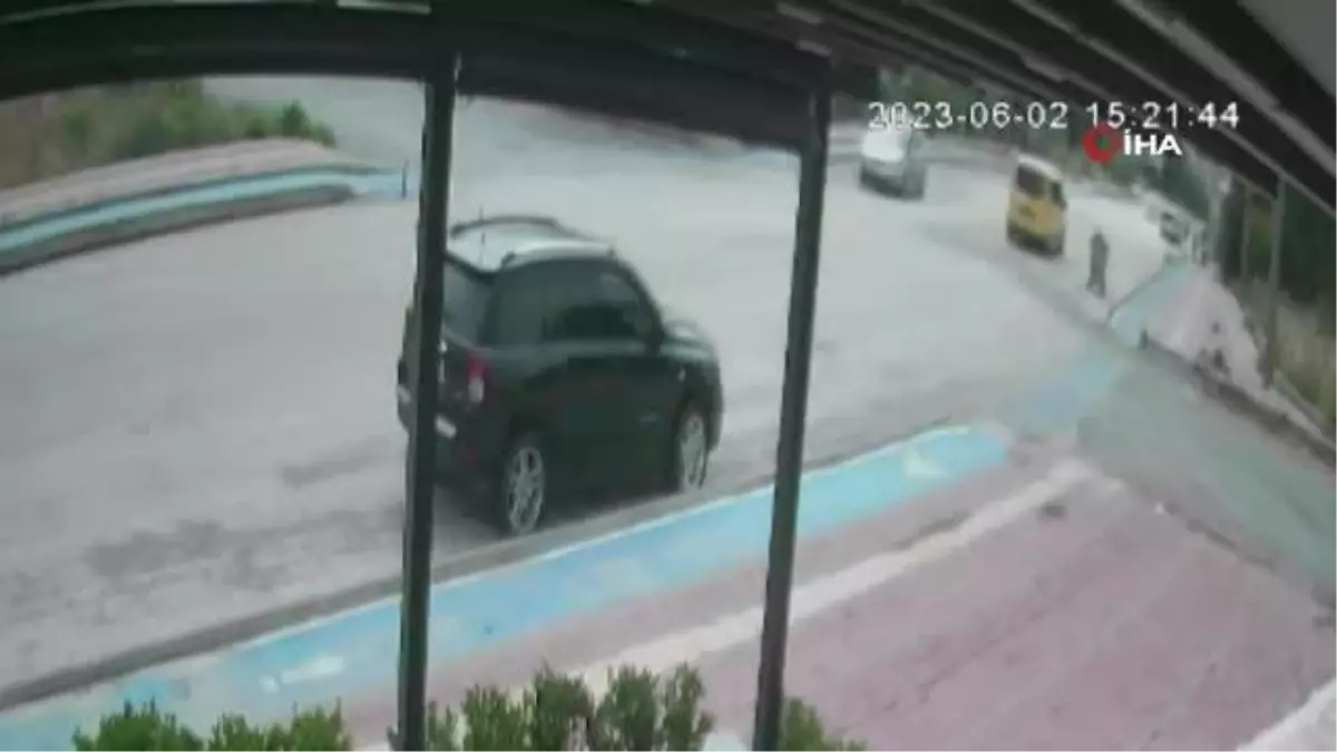 Antalya\'da Kaldırıma Çarpan Araç Devrildi