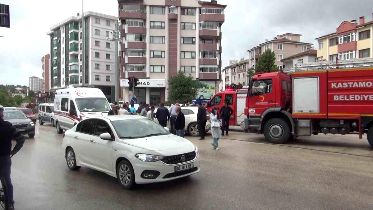 Kastamonu\'da Otomobiller Çarpıştı: 1\'i Çocuk 4 Yaralı