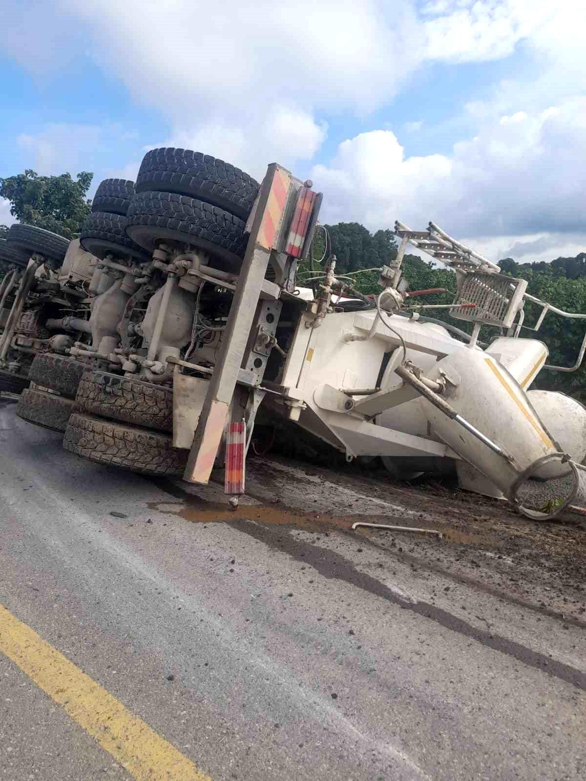 Sakarya\'da Beton Mikseri Devrildi: 1 Yaralı