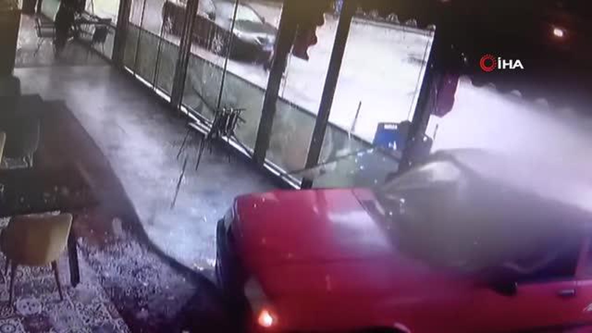 Kontrolden Çıkan Otomobil Balık Lokantasına Girdi