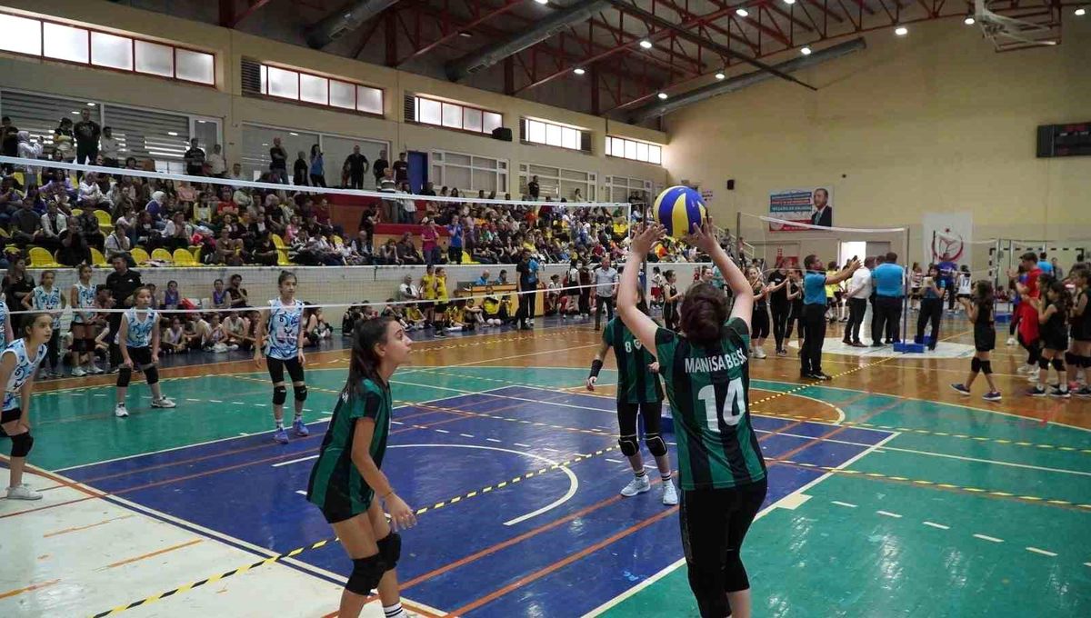 Kubilay Alan\'a Veda Mini Voleybol Şenliği Manisa\'da Gerçekleşti