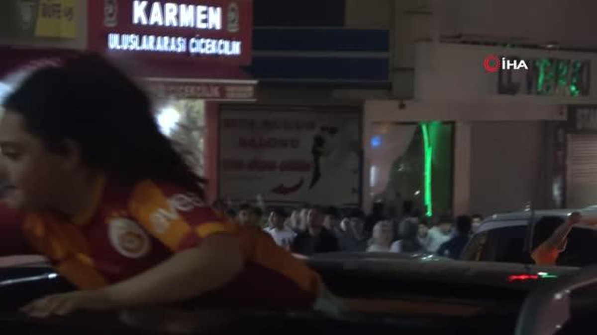 Muş\'ta Galatasaray taraftarı şampiyonluğu ve Fenerbahçe galibiyetini coşku ile kutladı