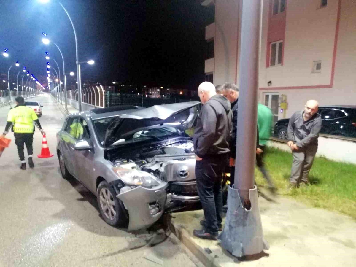 Karabük\'te Kontrolden Çıkan Otomobil Aydınlatma Direğine Çarptı: 1 Yaralı