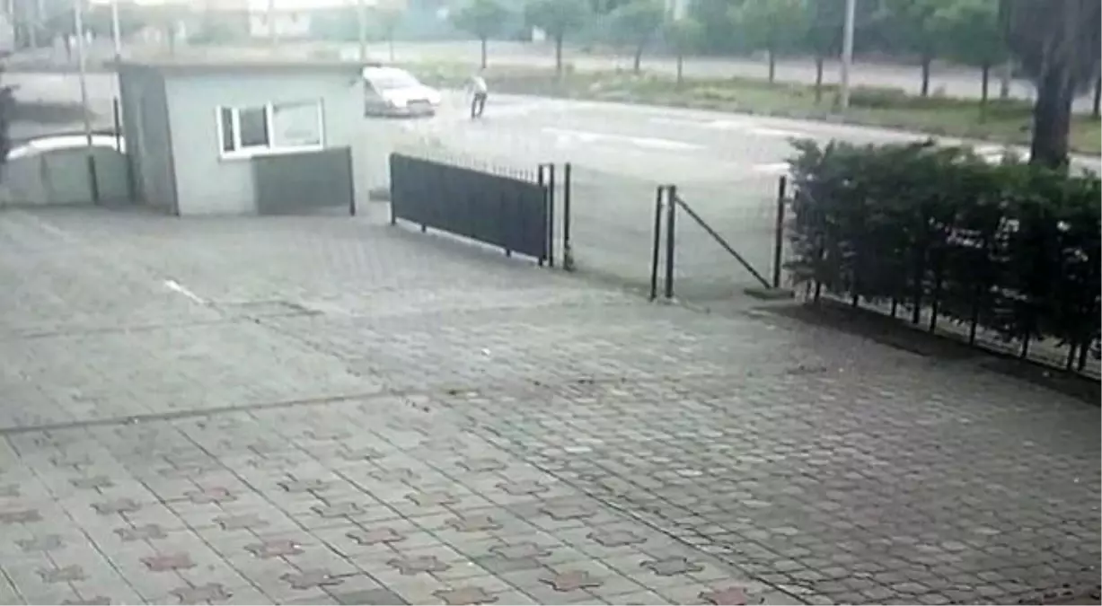 Zonguldak\'ta Yaya Otomobilin Çarpması Sonucu Savruldu, Başka Bir Aracın Altında Kalmaktan Son Anda Kurtuldu