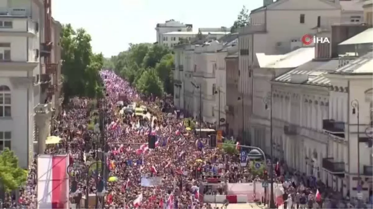 Polonya\'da Binlerce Kişi Hükümet Karşıtı Protesto Düzenledi