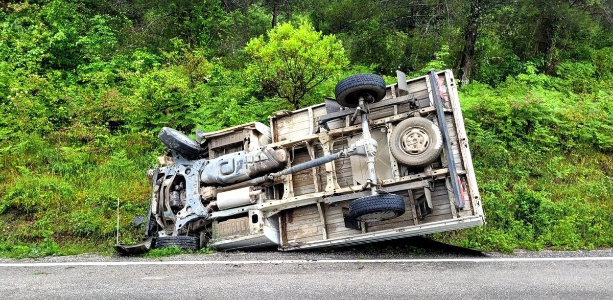Kastamonu\'da Kamyonet Şarampole Devrildi: 2 Yaralı