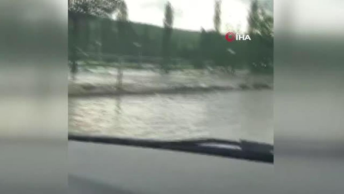 Sel suları Ankara-Çorum karayolunda sürücülere zor anlar yaşattı