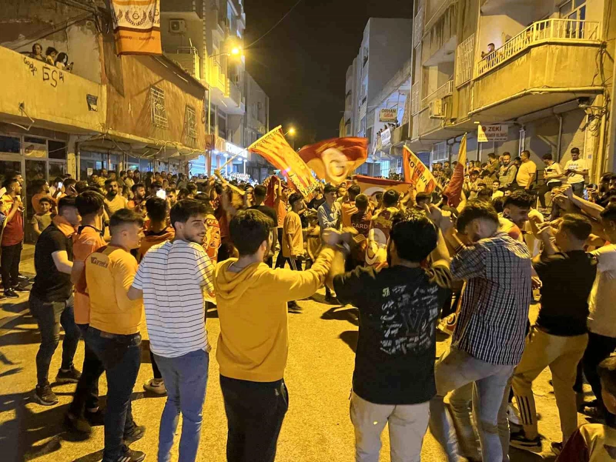 Galatasaray Taraftarları Şampiyonluğu Yöresel Halay Eşliğinde Kutladı