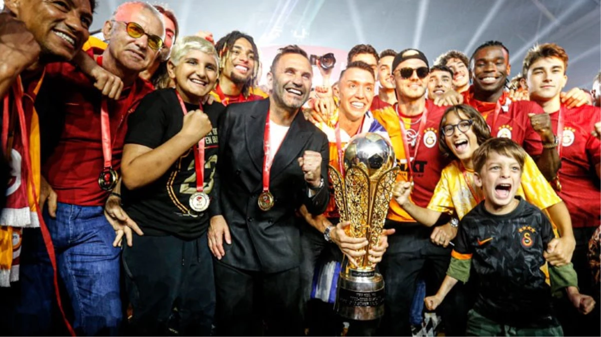 Son Dakika: Galatasaray, 2022-23 sezonu şampiyonluk kupasını kaldırdı