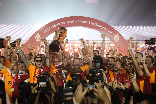 Son Dakika: Galatasaray, 2022-23 sezonu şampiyonluk kupasını kaldırdı
