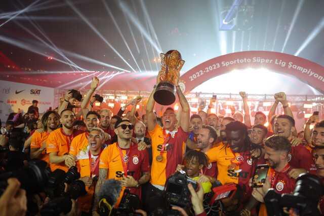 Son Dakika: Galatasaray, 2022-23 sezonu şampiyonluk kupasını kaldırdı