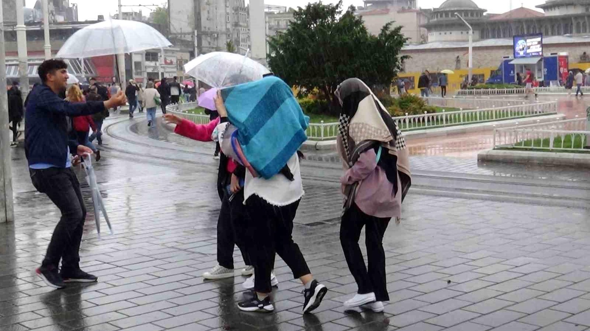 Taksim\'de aniden bastıran yağış vatandaşlara zor anlar yaşattı