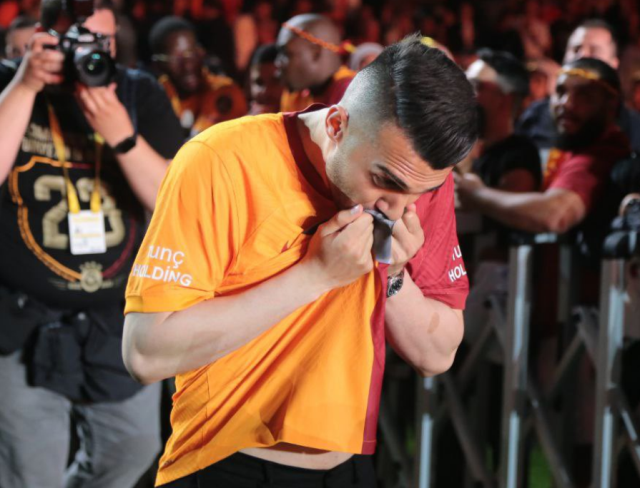 Taraflı tarafsız herkes ağladı! Galatasaray'ın şampiyonluk kutlamasında gözyaşları sel oldu
