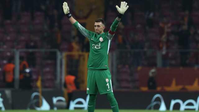 Taraftarın gönlünü bir kes daha fethetti! Muslera, Galatasaray kariyerini iki kelime ile özetledi Taraftarın gönlünü bir kes daha fethetti! Muslera, Galatasaray kariyerini iki kelime ile özetledi